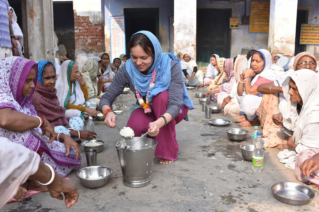 YOGISTAR Charity: Humanitäre Hilfe für Witwen in Vrindavan