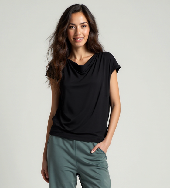 Camiseta de yoga de manga murciélago fluida "ala" - negra